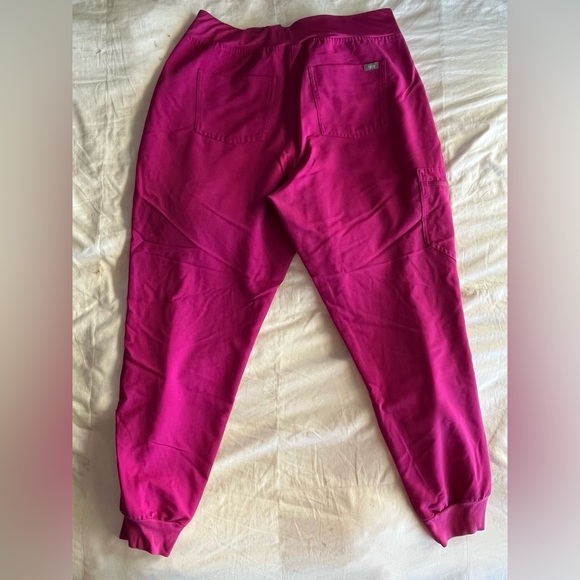 Figs Women's Scrub Set - Casma Top XL / Zamora Jogger XL - RASPBERRY SORBET Ltd - Picture 11 of 13